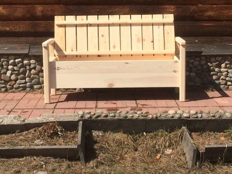 Скамья с высокой спинкой