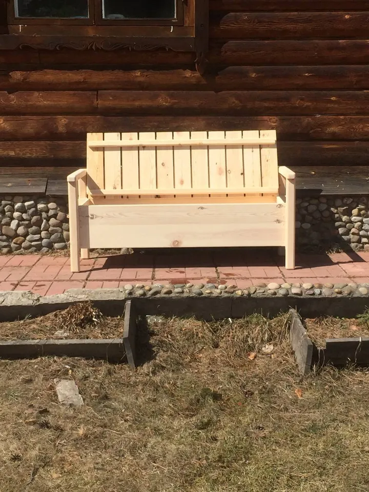 Садовая скамья с подлокотниками