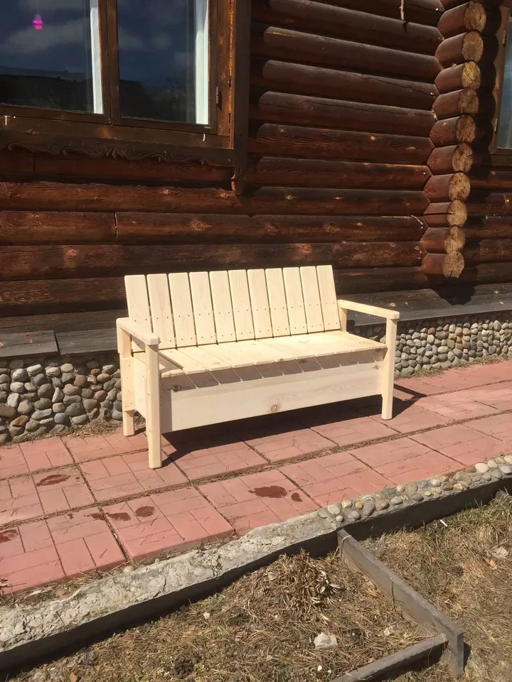 Садовая скамья с подлокотниками