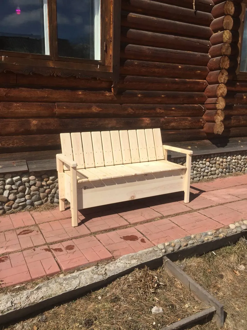 Садовая скамья с подлокотниками